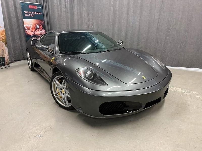 Grå Begagnad 2006 Ferrari F430 Sportkupé | 1 299 900 kr - Bild 1/4