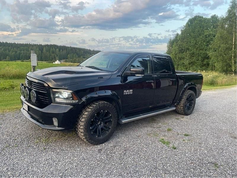 Svart Begagnad 2017 RAM 1500 Pickup | 330 000 kr - Bild 1/4