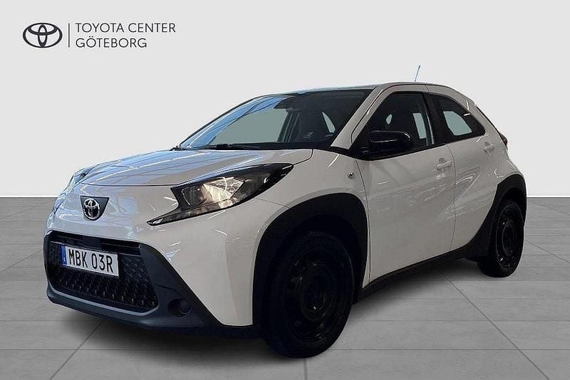 Vit Begagnad 2022 Toyota Aygo Play Halvkombi | 164 900 kr (Marknadspris) - Bild 1/3