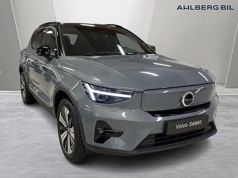 Grå Begagnad 2022 Volvo XC40 Plus SUV | 334 500 kr (Superpris) - Bild 1/3