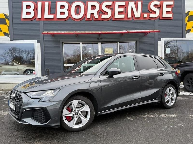 Grå Begagnad 2021 Audi A3 Comfort Sedan | 239 000 kr (Dyr) - Bild 1/4