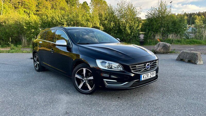 Svart Begagnad 2016 Volvo V60 Momentum Kombi | 98 000 kr (Lite dyr) - Bild 1/4