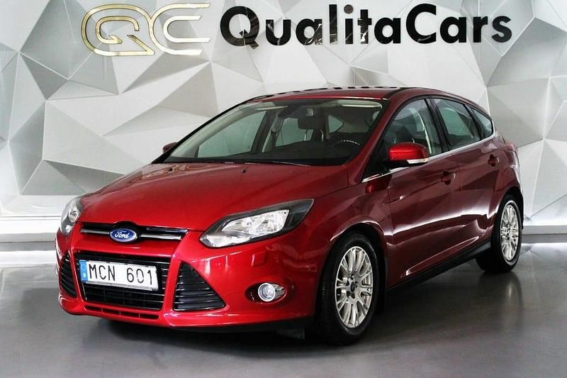 Röd Begagnad 2012 Ford Focus Titanium Halvkombi | 78 900 kr (Lite dyr) - Bild 1/4
