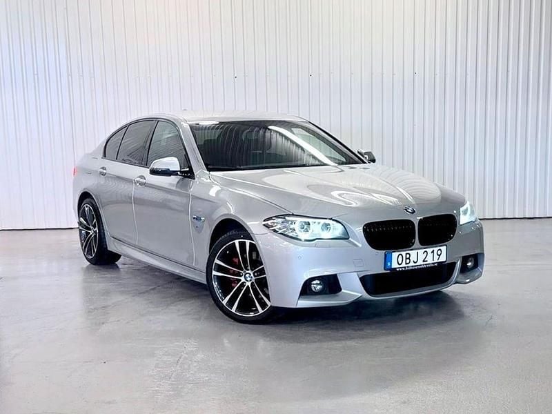 Silver Begagnad 2016 BMW 520 M Sport Sedan | 169 900 kr (Marknadspris) - Bild 1/4
