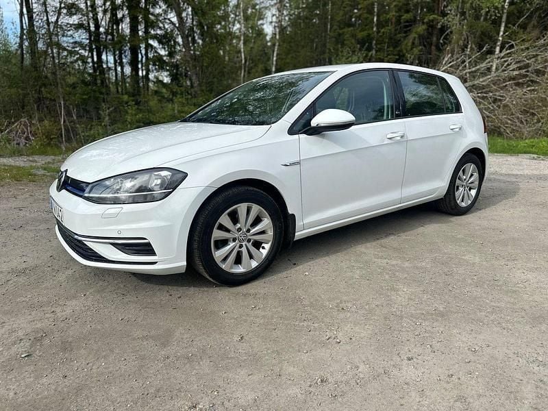 Vit Begagnad 2018 VW Golf VII Halvkombi | 74 900 kr (Bra pris) - Bild 1/1