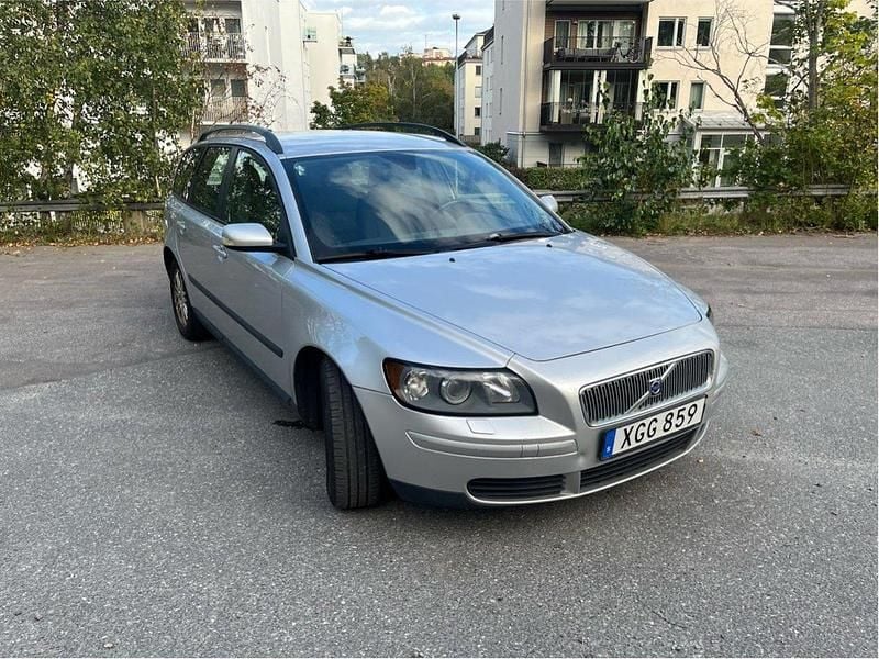 Grå Begagnad 2006 Volvo V50 Kombi | 24 000 kr (Marknadspris) - Bild 1/4