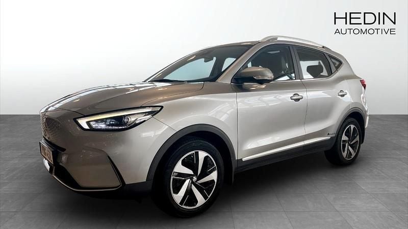 Grå (silver) Begagnad 2022 MG ZS Luxury Sedan | 244 900 kr (Bra pris) - Bild 1/4