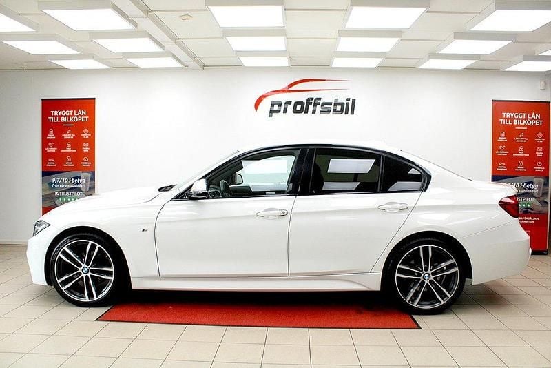 Vit Begagnad 2018 BMW 320 M Sport Sedan | 184 900 kr (Bra pris) - Bild 1/4