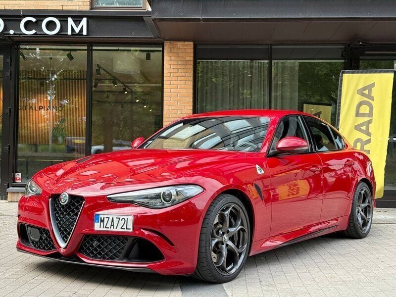 Röd Begagnad 2019 Alfa Romeo Giulia Quadrifoglio Sedan | 649 000 kr (Lite dyr) - Bild 1/4