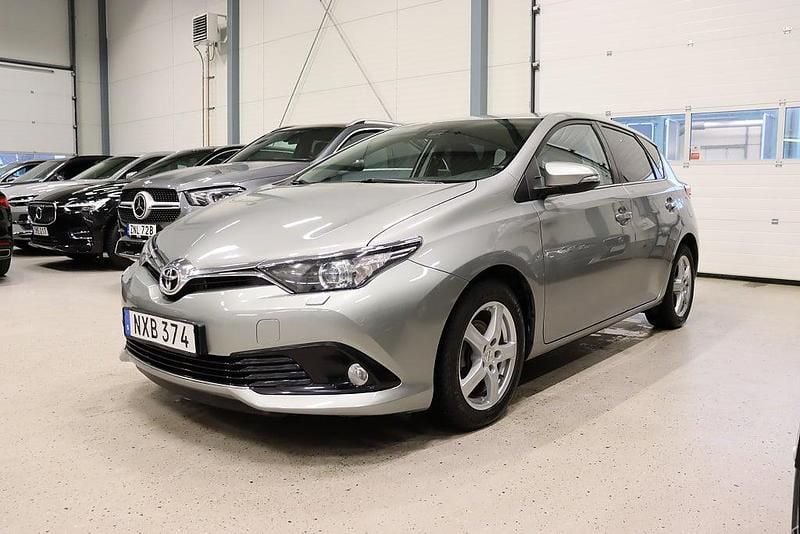 Ljusgrå (grå) Begagnad 2015 Toyota Auris Active Halvkombi | 138 900 kr (Marknadspris) - Bild 1/4