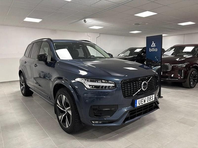 Mörkblå Begagnad 2022 Volvo XC90 Plus SUV | 598 500 kr (Bra pris) - Bild 1/3