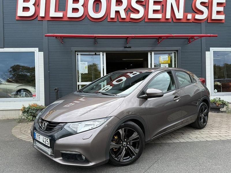 Grå Begagnad 2013 Honda Civic Sport Halvkombi | 84 000 kr (Marknadspris) - Bild 1/4