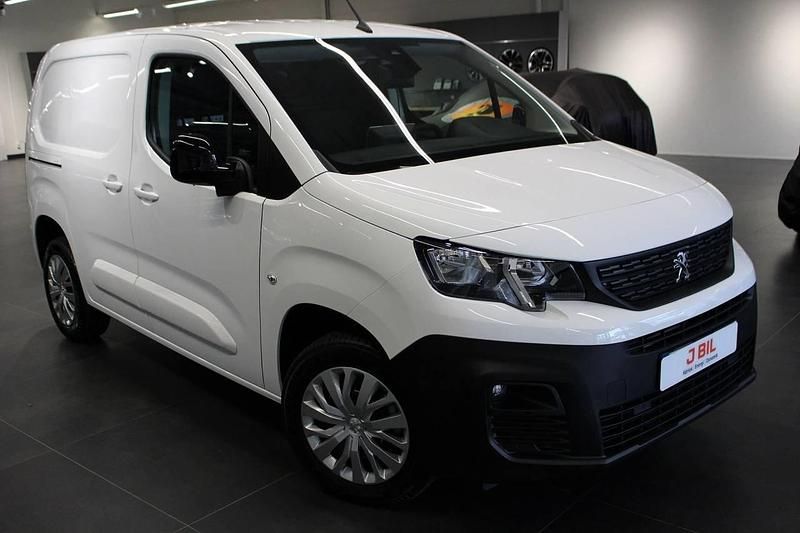 Svart (vit banquise) Begagnad 2022 Peugeot Partner Minibuss | 274 875 kr - Bild 1/4