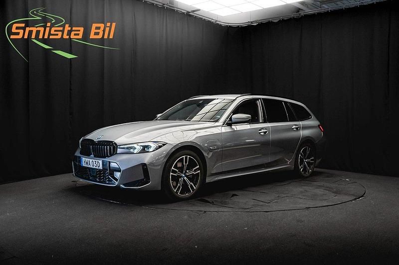 Grå Begagnad 2022 BMW 330e M Sport Kombi | 424 600 kr (Dyr) - Bild 1/3