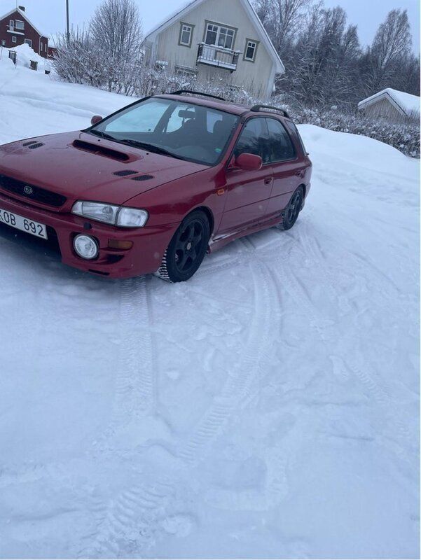 Röd Begagnad 2000 Subaru Impreza Kombi | 70 000 kr - Bild 1/3