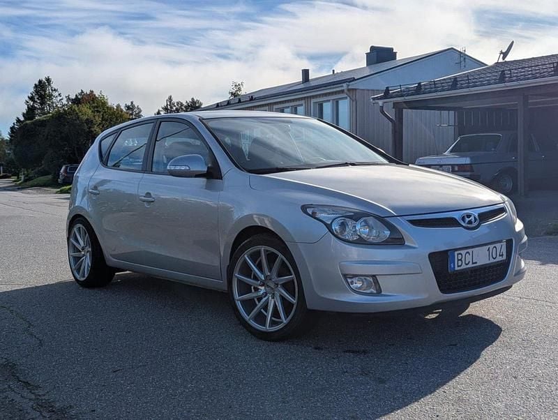 Silver Begagnad 2009 Hyundai i30 Halvkombi | 52 000 kr (Marknadspris) - Bild 1/4