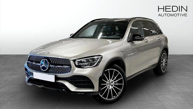 Silver Begagnad 2021 Mercedes GLC300e SUV | 487 700 kr (Marknadspris) - Bild 1/4