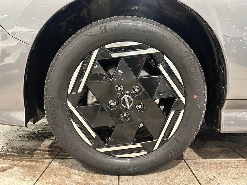 Begagnad Nissan Leaf Acenta 111 kW (151 HK) 2023 Grå Halvkombi