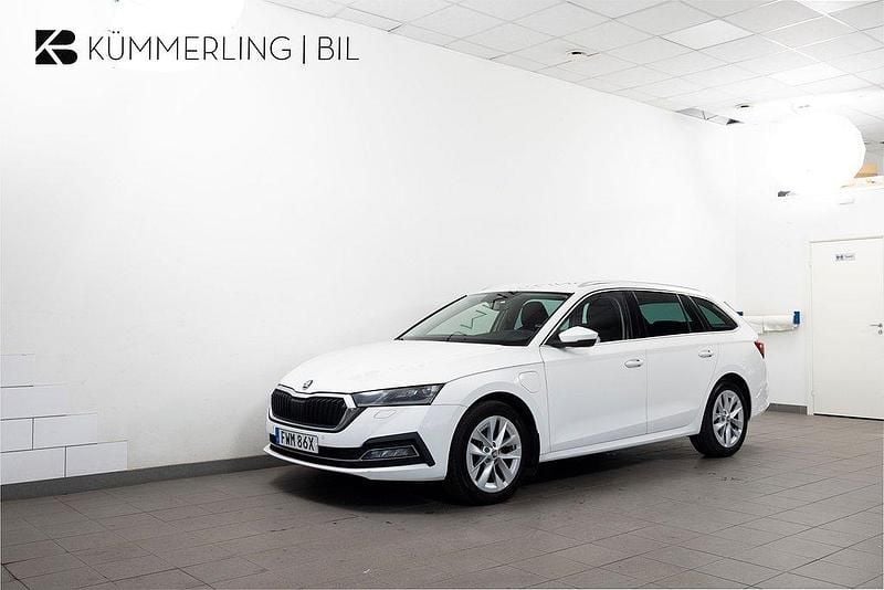 Vit Begagnad 2021 Skoda Octavia Style Kombi | 209 900 kr (Marknadspris) - Bild 1/4