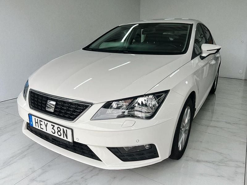 Vit Begagnad 2020 Seat Leon Style Halvkombi | 99 900 kr (Marknadspris) - Bild 1/4