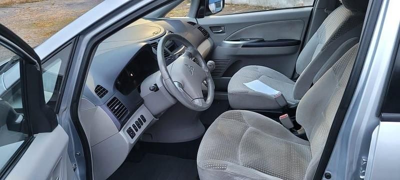 Grå metalic Begagnad 2004 Mitsubishi Grandis Minibuss | 30 000 kr (Marknadspris) - Bild 1/4