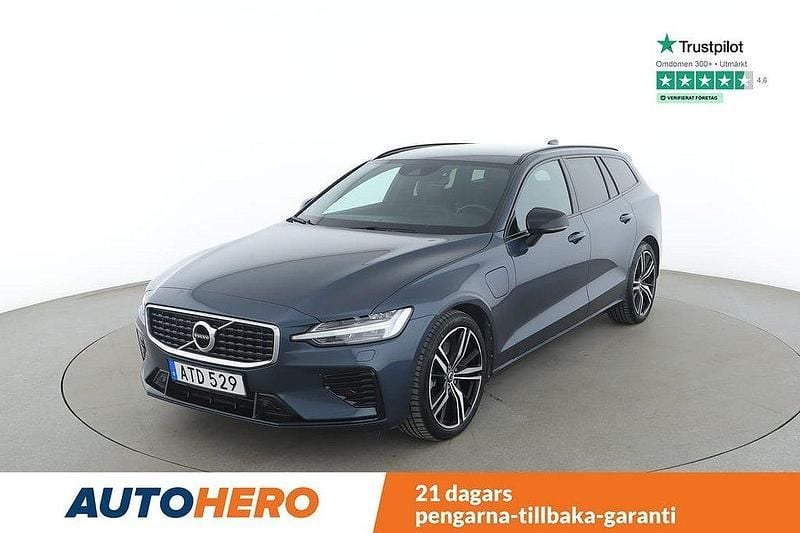 Mörkblå Begagnad 2020 Volvo V60 R-Design Kombi | 364 000 kr (Marknadspris) - Bild 1/4