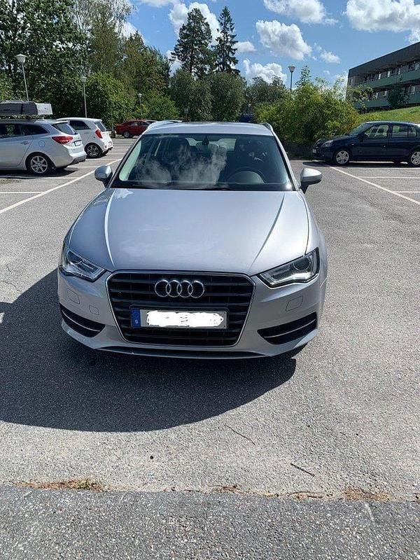 Silver Begagnad 2015 Audi A3 Sportback Attraction Halvkombi | 150 000 kr (Bra pris) - Bild 1/4