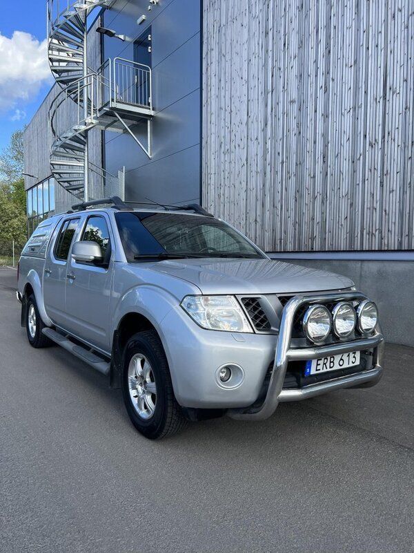 Silver Begagnad 2015 Nissan Navara Pickup | 139 990 kr (Marknadspris) - Bild 1/4