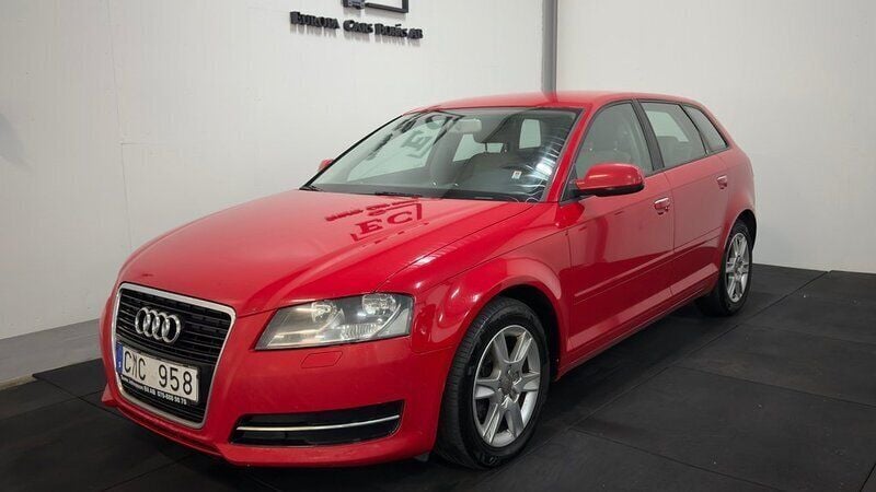 Röd Begagnad 2011 Audi A3 Sportback Attraction Halvkombi | 69 900 kr (Lite dyr) - Bild 1/4