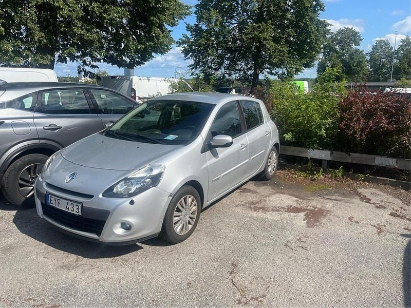 Silver Begagnad 2011 Renault Clio R.S. Halvkombi | 26 500 kr (Bra pris) - Bild 1/4
