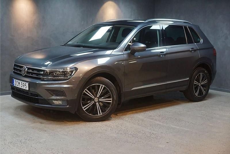 Grå metallic Begagnad 2018 VW Tiguan Executive SUV | 239 900 kr (Marknadspris) - Bild 1/4