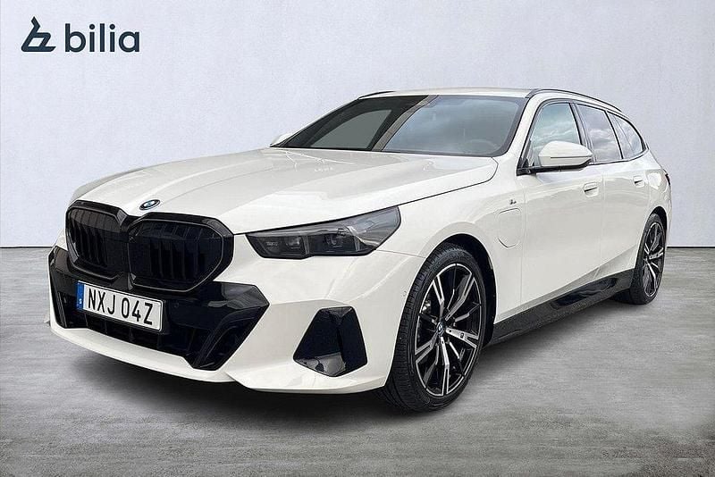 Vit Begagnad 2024 BMW 530e Comfort Edition Kombi | 659 900 kr (Marknadspris) - Bild 1/3
