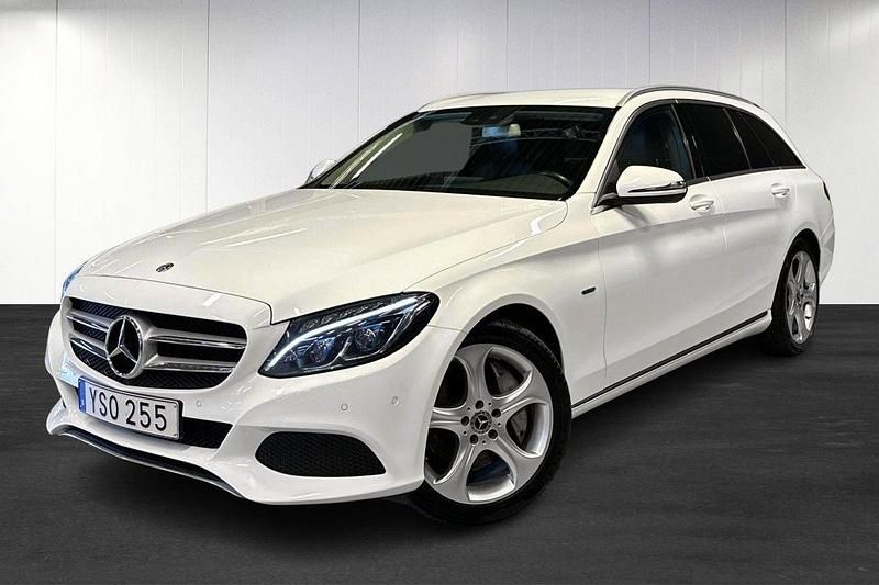 Vit (white) Begagnad 2017 Mercedes C350e Kombi | 209 900 kr - Bild 1/4