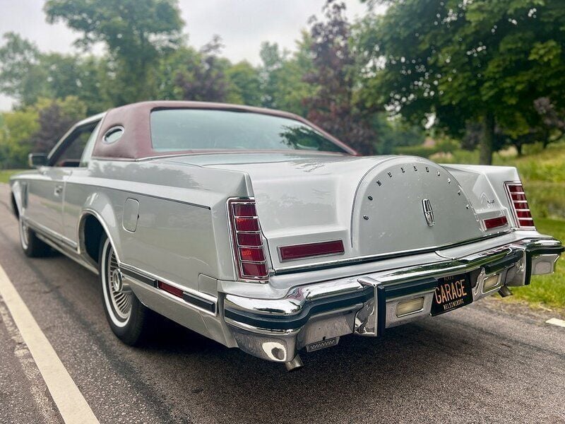 Begagnad Lincoln Continental 209 HK (153 kW) 1978 Moondust silver Sportkupé
