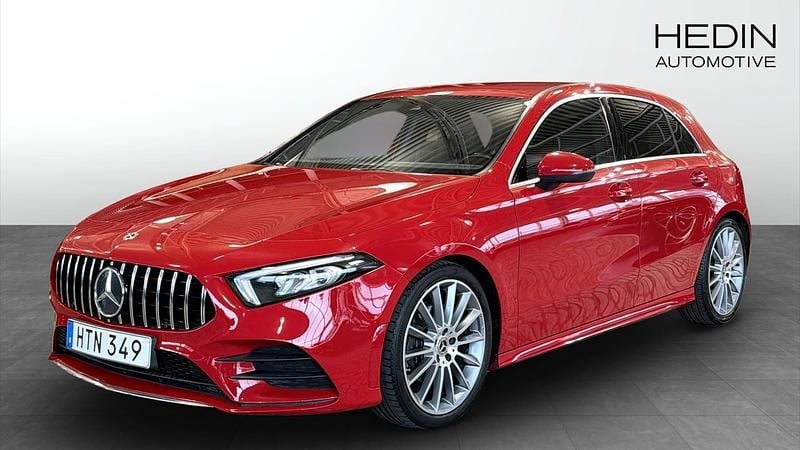 Svart Begagnad 2019 Mercedes A180 AMG line Halvkombi | 204 900 kr (Marknadspris) - Bild 1/4