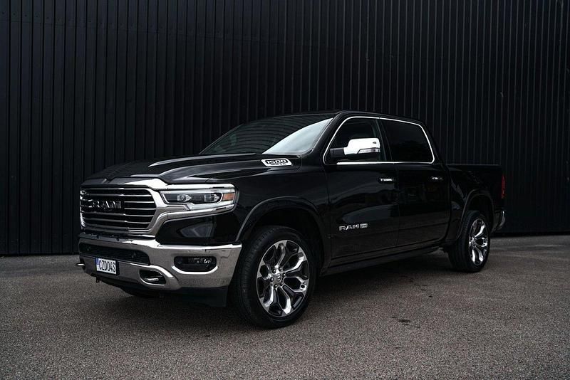 Svart Begagnad 2019 RAM 1500 Pickup | 619 900 kr (Superpris) - Bild 1/4