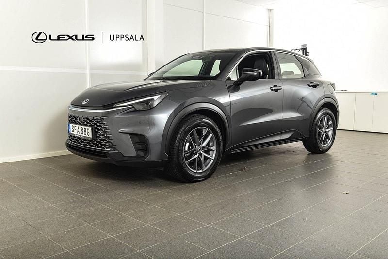 Grå (sonic chrome) Begagnad 2024 Lexus LBX SUV | 319 900 kr (Superpris) - Bild 1/4