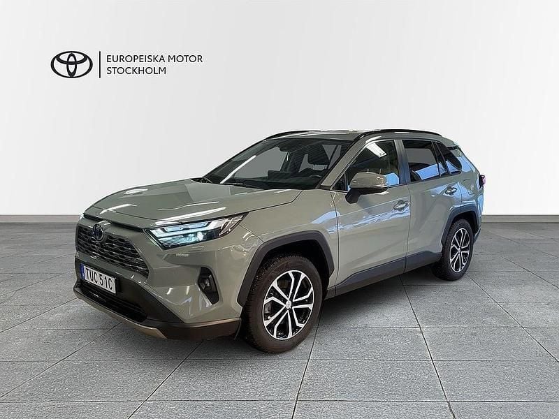 Grön Begagnad 2023 Toyota RAV4 Hybrid Executive SUV | 424 900 kr (Marknadspris) - Bild 1/4