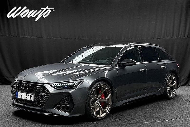 Grå (daytonagrå pärleffekt) Begagnad 2024 Audi RS6 Performance Kombi | 1 339 800 kr (Marknadspris) - Bild 1/3