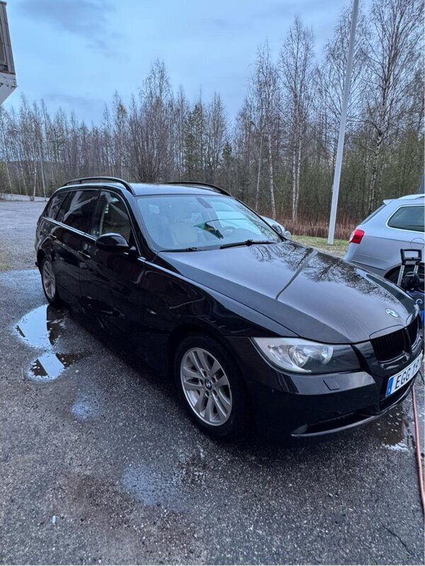 Svart Begagnad 2008 BMW 318 Kombi | 25 000 kr (Superpris) - Bild 1/4