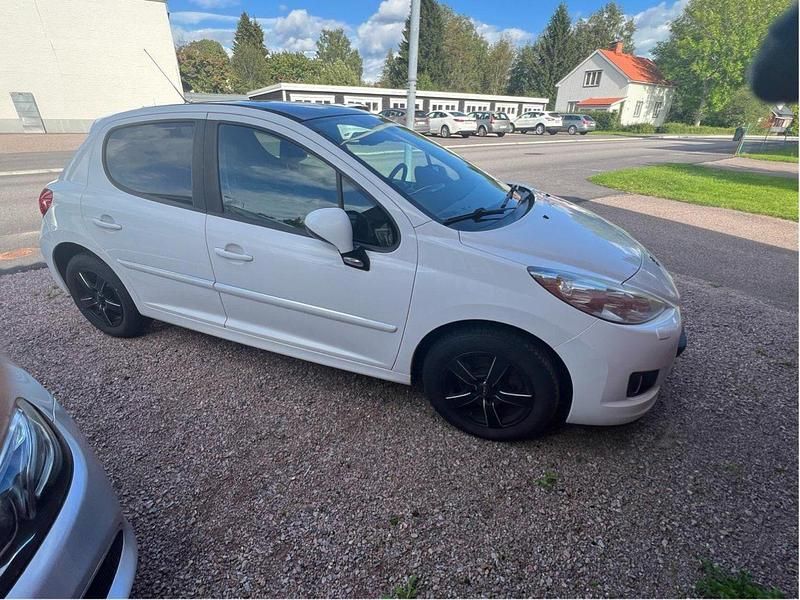Vit Begagnad 2010 Peugeot 207 Halvkombi | 31 500 kr (Marknadspris) - Bild 1/4