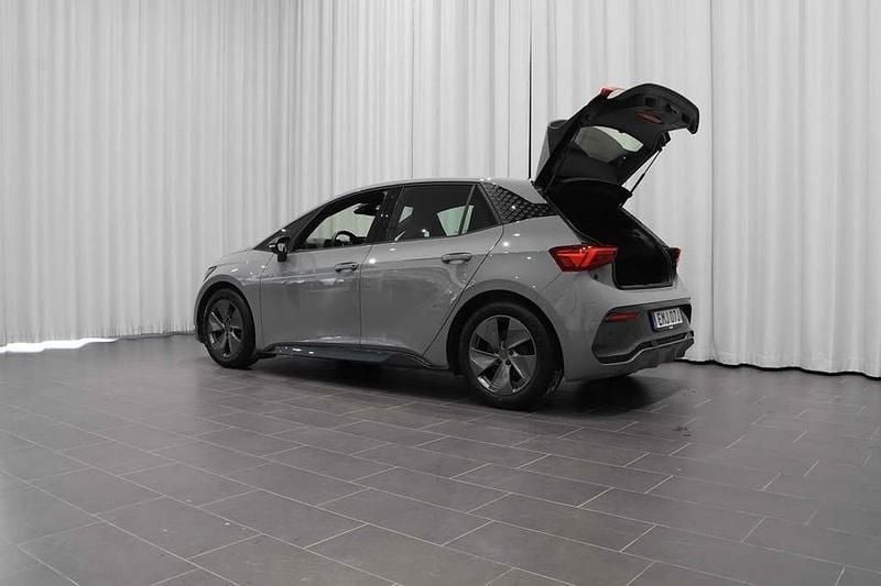 Begagnad Cupra Born 150 kW (204 HK) 2023 Ljusgrå (vapor grey) Halvkombi