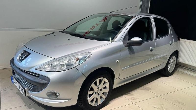 Begagnad Peugeot 206+ 75 HK (55 kW) 2010 Ljusgrå (grå) Halvkombi