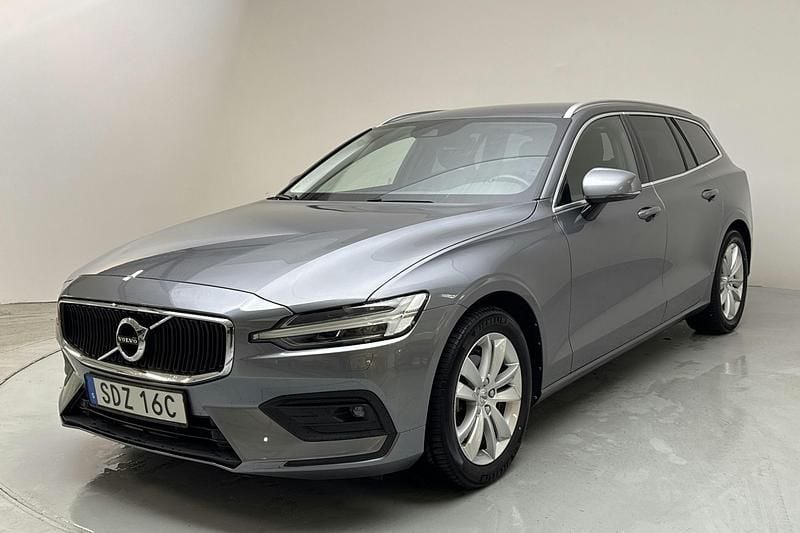 Grå Begagnad 2021 Volvo V60 Momentum Kombi | 302 800 kr (Marknadspris) - Bild 1/4