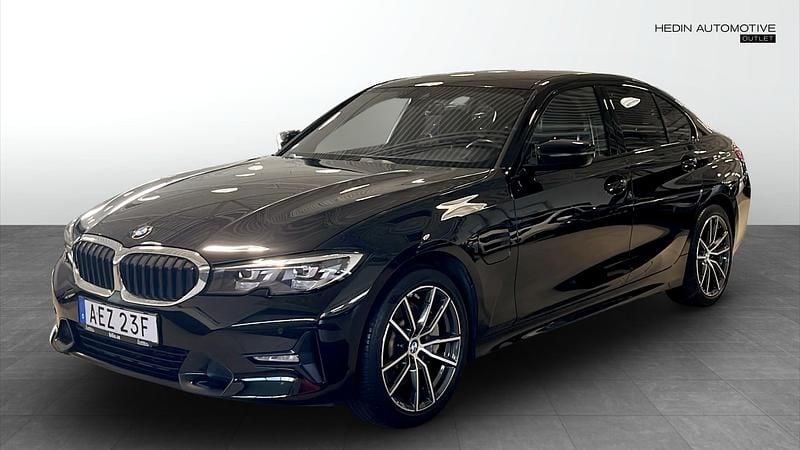 Svart (black) Begagnad 2019 BMW 330e Sedan | 259 900 kr (Bra pris) - Bild 1/4