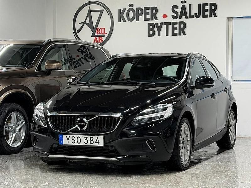 Begagnad Volvo V40 Momentum 120 HK (88 kW) 2017 Svart Halvkombi