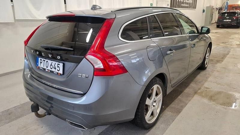 Begagnad Volvo V60 Momentum 231 HK (169 kW) 2016 Grå Kombi