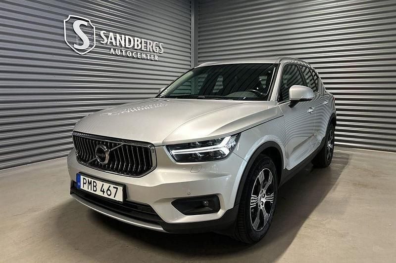 Silver Begagnad 2018 Volvo XC40 Inscription SUV | 309 500 kr (Marknadspris) - Bild 1/4