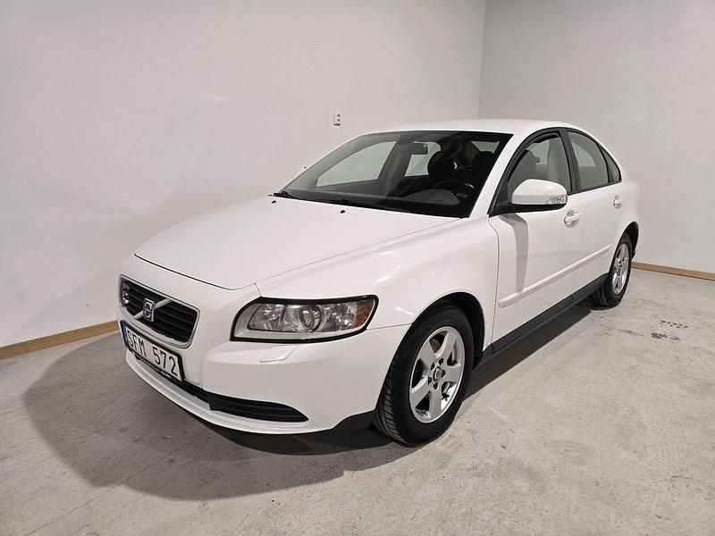 Vit Begagnad 2011 Volvo S40 Kinetic Sedan | 45 000 kr (Bra pris) - Bild 1/4