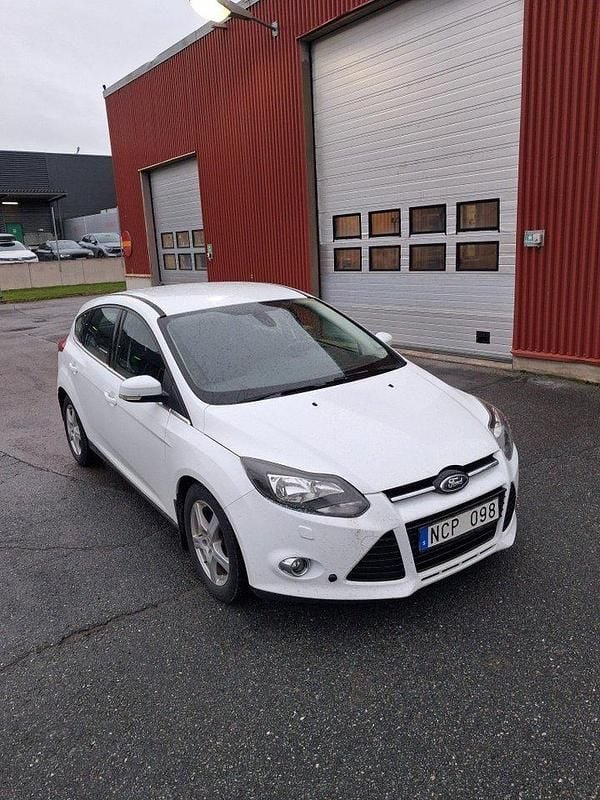 Vit Begagnad 2013 Ford Focus Halvkombi | 59 000 kr (Marknadspris) - Bild 1/4